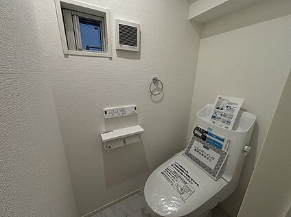 1・2階の2か所にトイレ完備。混み合う朝や来客時も安心の設計