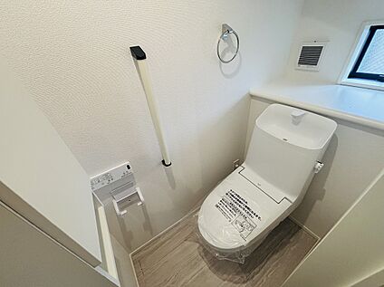 1・2階の2か所にトイレ完備。混み合う朝や来客時も安心の設計