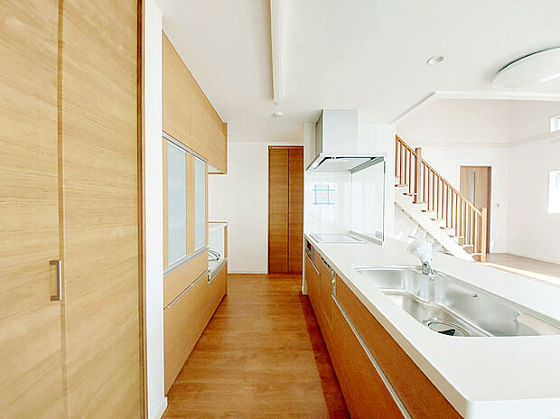 【4-1号地 商談中】パントリー・カップボード付きの対面式キッチン