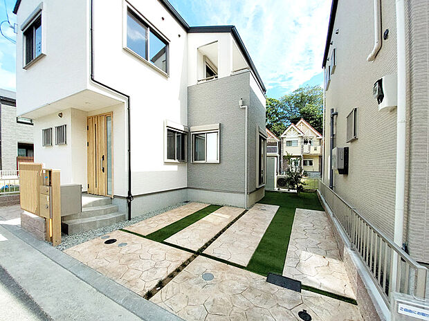 【5号地 駐車場】車は2台駐車可能!
宅配ボックスも完備していますよ!