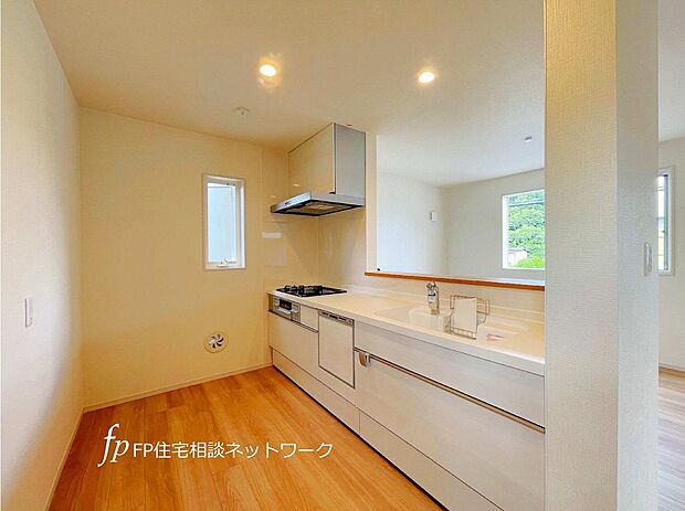 食洗機付きのシステムキッチンは、収納豊富、お洒落で使いやすい仕様。お子様と並んで立てる広さのキッチンですので、お手伝いの時間も増えそうですね。