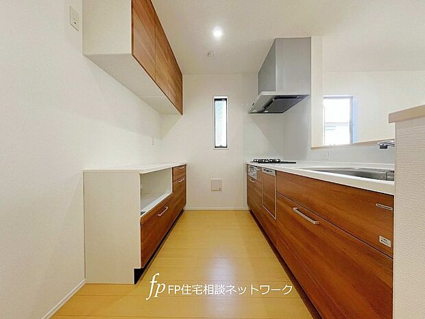 キッチンとお揃いの腰高のカップボードを設置。収納も多く、カウンター部分もあるので料理の材料やお皿を並べて置くスペースとしても最適です。