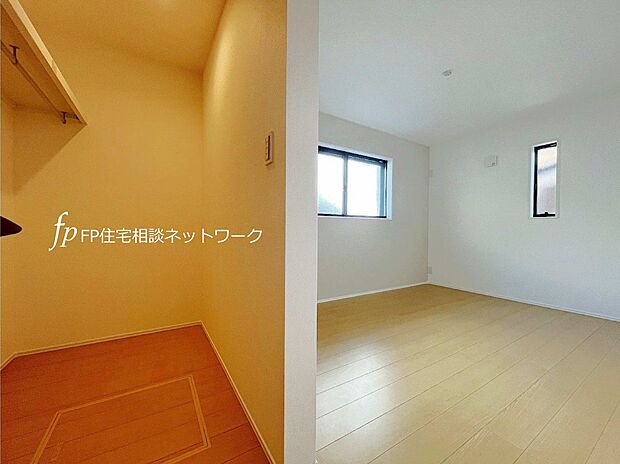 6.5帖の主寝室は収納たっぷり!使い勝手の嬉しいWIC付き。衣類だけでなく、バッグや帽子、アクセサリーといったファッションアイテムも一か所に収納可能です。