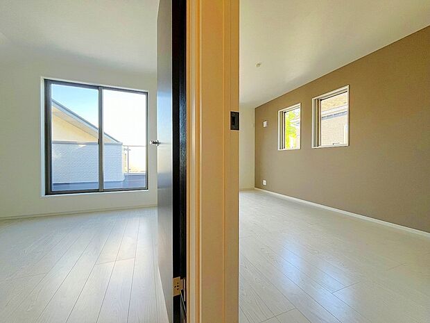 2面採光でお部屋の隅々まで明るい印象の居室。おひさまの光を、爽やかな風をたっぷりと取り込めます。居室内はいつも明るいので、毎日の生活も自然と明るくなりますね。