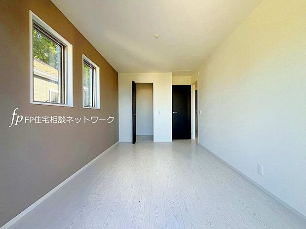 光を取り込みやすい2面採光の居室は日当良好。クローゼットの完備で収納スペースも十分。お子様にとっての「自分の部屋」。学習デスクやベッドの配置もラクラクです。