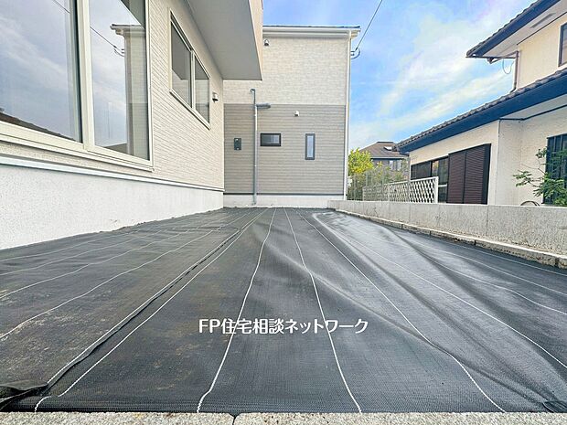 暮らしに潤いと癒しをもたらすお庭があります。手入れをしやすい広さだからこそ、ひとつひとつの樹木、花達の変化に目が届き、家族の会話にも花が咲きます。