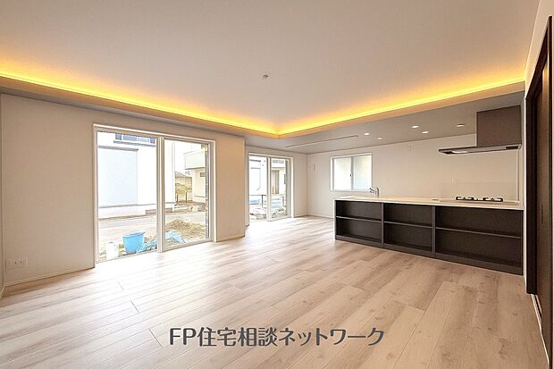 家族の一体感を感じられる広々としたスペース。家族と過ごす時間を大切にする方にピッタリのゆとりの住空間です。お子様が元気に走り回っても安心して見守れます。家族の笑い声が今にも目に浮かびそう。