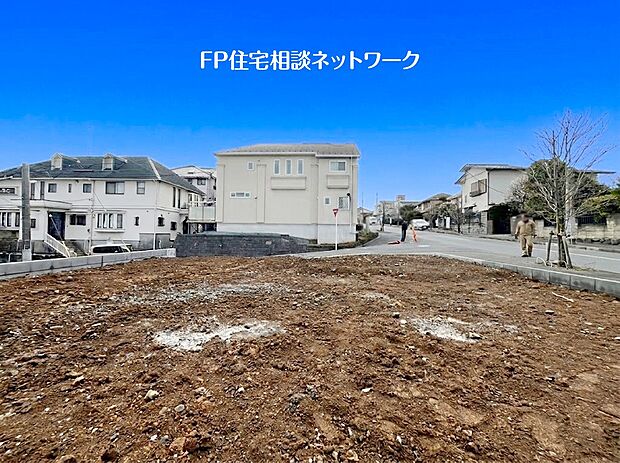 ゆとりの敷地はカースペース並列2台可能で南西側から太陽の日差しが降りそそぎ広々としたLDKは家族の憩いの空間に最適です。