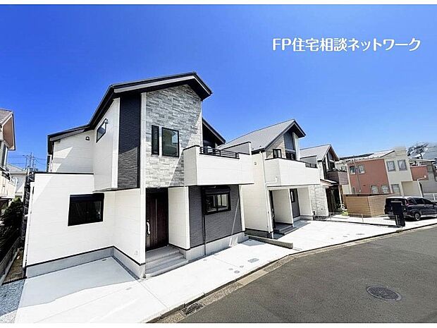 【類似外観同仕様】施工例のため分譲中の建物とは外壁、屋根開口部等の形状・仕様が異なります。