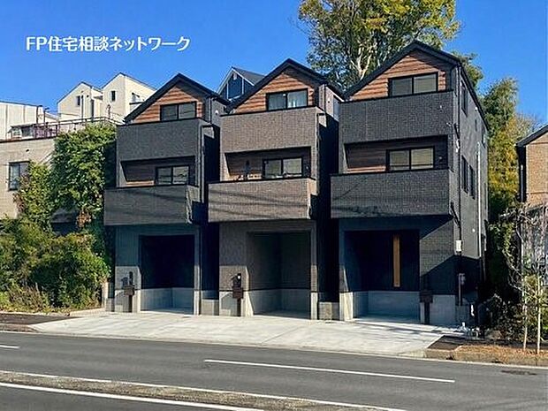 【類似外観同仕様】施工例のため分譲中の建物とは外壁、屋根開口部等の形状・仕様が異なります。