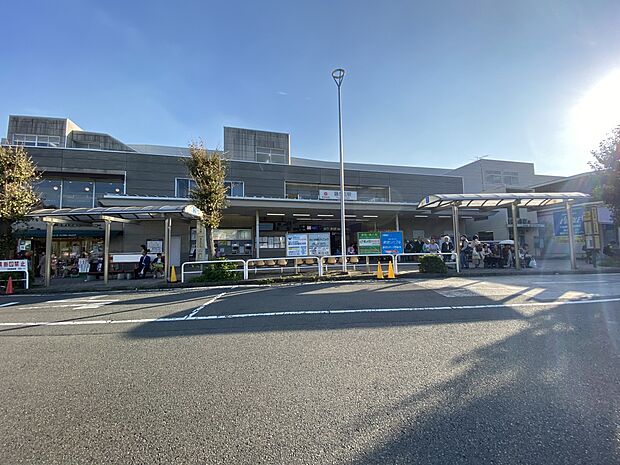 藤が丘駅まで1100m 青葉台駅の渋谷寄り、一つ手前の各駅停車駅です。駅前にショッピングセンターやドラッグストアなどが一通り揃っています。