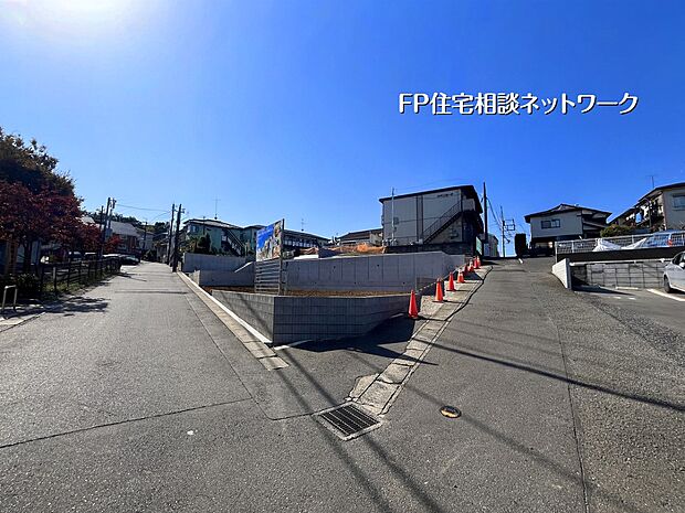 青空が広がる開放感たっぷりの角地です。陽当たりも良く、理想の住まいを建てるのにぴったりな環境。周辺は落ち着いた住宅街で、新しい生活を穏やかにスタートできます。