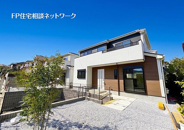 【類似外観同仕様】施工例のため分譲中の建物とは外壁、屋根開口部等の形状・仕様が異なります