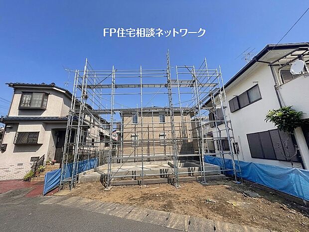 東南道路に面した2階建て住宅!太陽の日差しが降りそそぐリビングは家族の憩いの空間に最適です。
