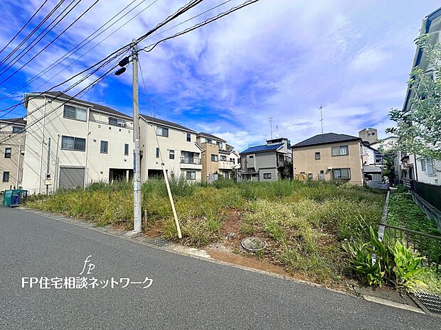 前面道路幅員は6.5m以上あり、車のすれ違いも出来るゆとりの広さ!お車の運転が苦手な方でも安心です。