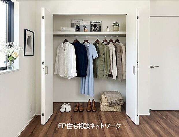 【クローゼット】本画像はAIがCGで衣類・小物を作成しており、実際の現地に衣類・小物は設置されておりません。また、販売価格に衣類・小物等は含まれておりません。