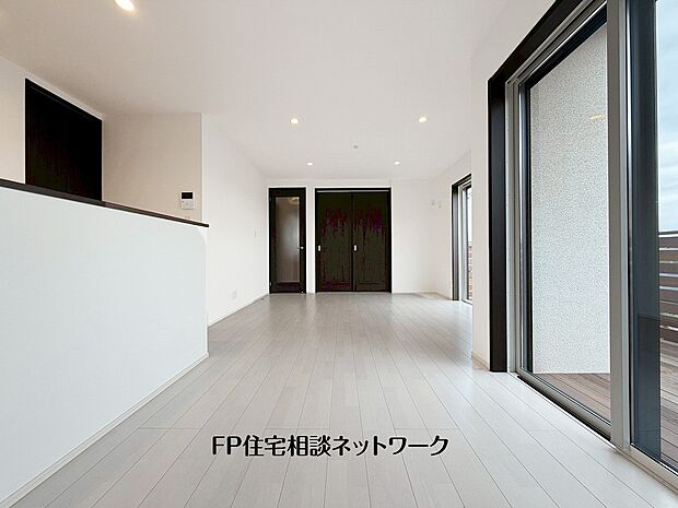 大切な家族が集まるからこそLDKにはこだわりたい。日当たりのよい広いLDKを、子供たちが元気に走り回っている姿を見た時「広い家にして良かった」と思う。