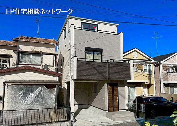 【類似外観同仕様】施工例のため分譲中の建物とは外壁、屋根開口部等の形状・仕様が異なります。