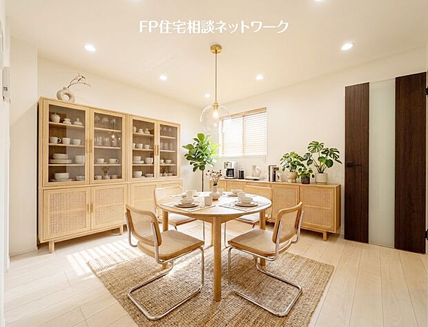 本画像の家具、家電、小物等はCGで販売価格に含まれません。ブラインド設置は有償で工事が必要です。