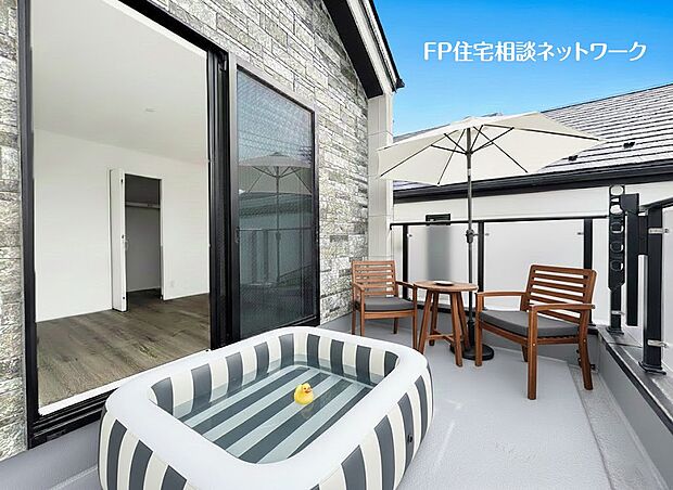 【バルコニー】■バルコニー■本画像はAIがCGで家具作成しており、実際の現地に家具は設置されておりません。また、販売価格に家具、小物等は含まれておりません。