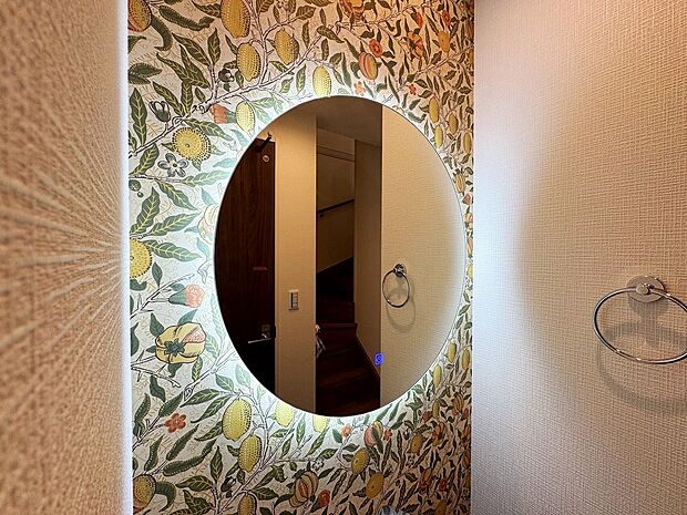 【洗面台・洗面所】趣向を凝らした洗面台は、使うたびゴージャスな気分にしてくれます。洗面ボウル、大きな鏡、ライト、どれをとっても美しい空間。