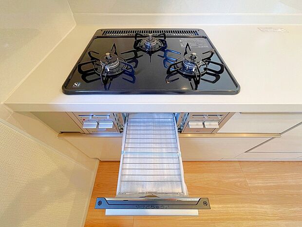 【ガスコンロ】慣れている方も多く、火力が目に見えるため、使いやすいという方も多い、3口のガスコンロ仕様です。