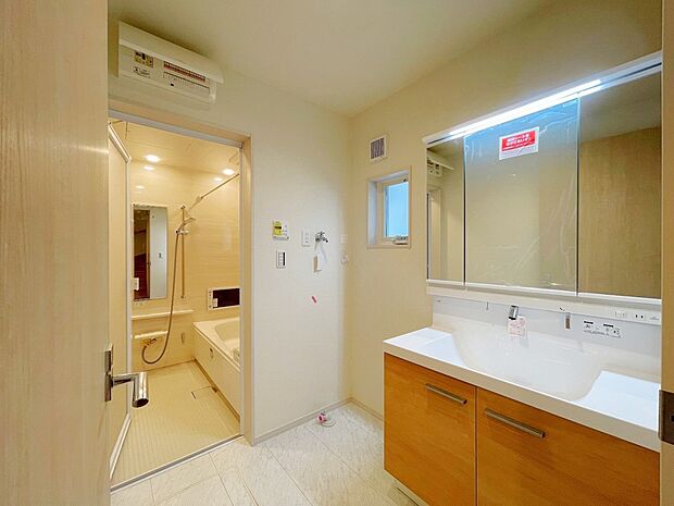 【洗面台・洗面所】1日に何度も使う洗面化粧台。お手入れしやすい一体型ボウル。ミラー部分はキャビネットですので、歯ブラシやドライヤーを収納すれば生活感も出ず美しさを保てます。