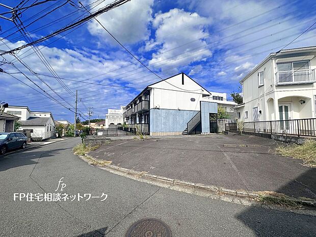 【現地外観写真】前面道路とカースペースに高低差が無く、道路の幅員も約4.8mありのでお車の駐車もラクラクです。