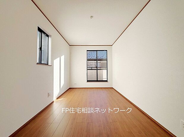 【リビング以外の居室】光が取り込みやすい2面採光の居室。日当たり良好です。しっかりとした大きさのクローゼットを完備し、収納スペースも十分。初めてのお子様にとっての「自分の部屋」。学習デスクやベッドの配置もラクラクです。