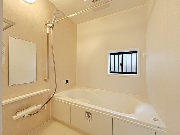 【浴室】ご家族との憩いの場として、一日の疲れを癒す場として、ゆったりと足を伸ばしてくつろげる綺麗で清潔感のある色味の浴室。気持ちの良い光と爽やかな風をたっぷりと取りこめる開閉式の窓も設置しています。