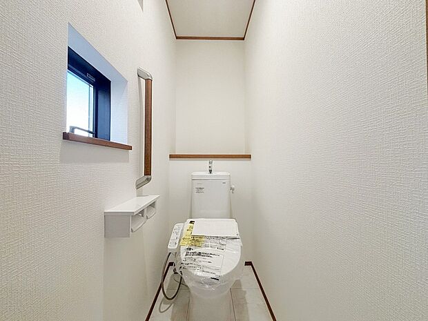 【その他内観】洗浄機能付き便座を標準装備。冬の寒い時期には暖房機能も活躍。快適にご利用いただけます。また、タンク奥のスペースを利用してちょっとした収納を造作することも可能。トイレットペーパーなど効率的に収納できます
