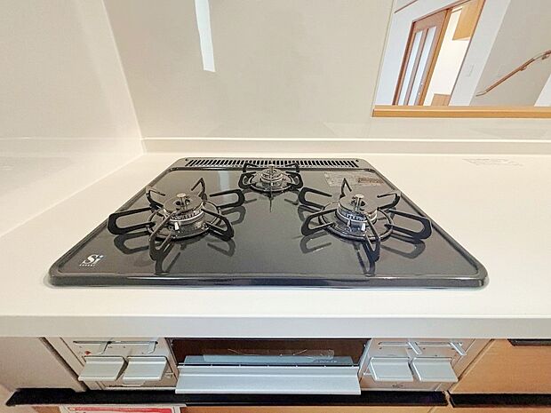 【3口ガスコンロ】慣れている方も多く、火力が目に見えるため、使いやすいという方も多い、3口のガスコンロ仕様です。