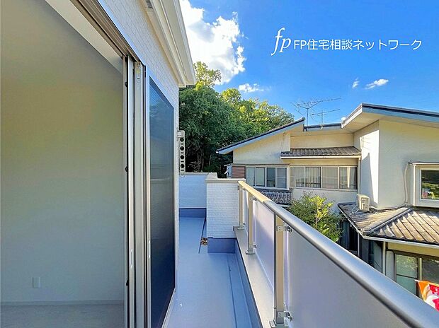 【バルコニー】室内と屋外を繋ぎ、通風を良くするバルコニー。建物内にも日差しが入りやすく、明るい室内空間になります。広々としたスペースで、大量の洗濯物や布団も太陽の匂いが感じられる心地よさ。