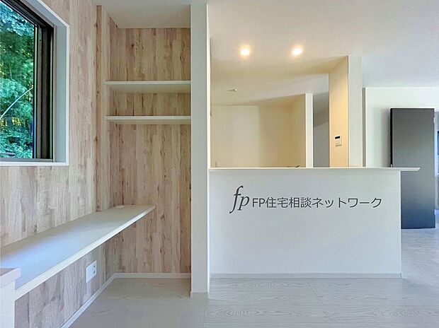 【リビング】対面キッチンから見えるところにカウンター席を設置しました。お子さまが勉強したり、作業台として使ったり、様々な用途に利用できます。日差しがリビングの隅々までしっかりと届く明るい空間です。