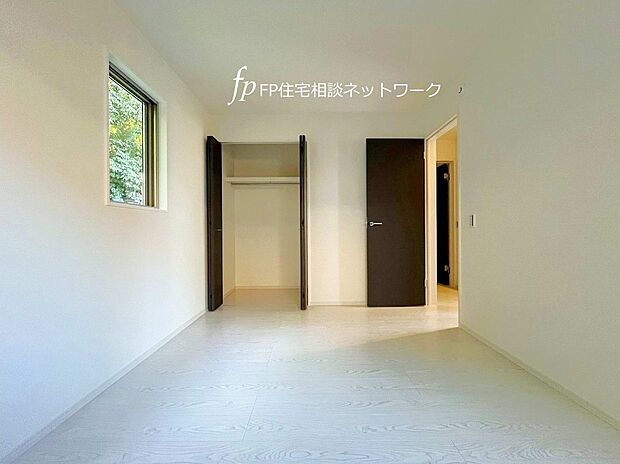 【洋室】全室2面採光の2階居室部分は、いつも明るく開放的な空間。ナチュラルなフローリングとシンプルな壁紙で清潔感あるお部屋。各部屋にクローゼット完備しています。