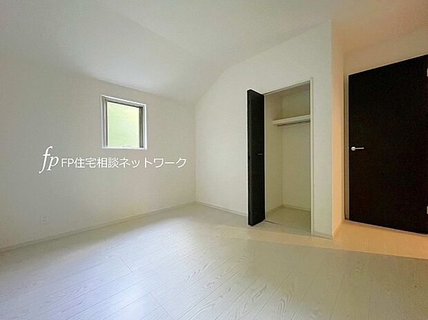 【洋室】収納力が豊富な大型クローゼット完備。ゆとりの収納で片付けも掃除もテキパキ完了。子ども部屋にクローゼットがあると、早くから「自分で片付け」の習慣も身につけられますね。