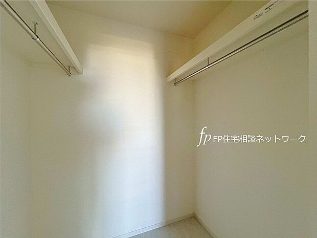 【収納】居室空間をすっきり保てる、ウォークインクローゼット付です。広いため、使い慣れた収納家具をこの空間に設置することもできます。鞄や帽子から小物、かさばるスーツケースなど幅広く収納できます。