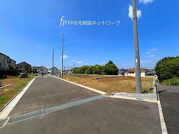 【前面道路含む現地写真】前面は分譲地専用に通した6メートル幅の道路。通り抜けが出来なくなっておりますので、他の車は進入してきません。運転が苦手な方でも落ち着いて車庫入れ可能です。