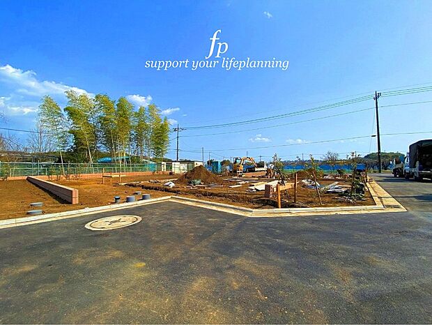 【地盤調査・改良 】建築工事を行う前に地盤調査を行います。地質や強度、安定性、水分状態などを調査・分析して、必要に応じて適切な地盤改良を施し、構造物の安定性を確保します。