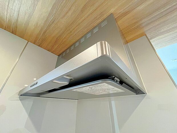 【その他内観】同仕様設備:スリムな換気扇は、スタイリッシュな見た目からインテリアとしても人気があり、お掃除もしやすい最新型です。