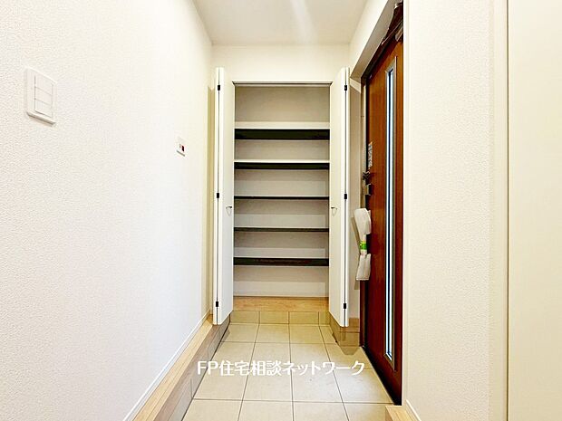 【その他内観】散らかりがちな玄関をスッキリと保てる玄関収納は、家の中に入る時一番最初に目に付く場所だからこだわりたい。落ち着いた色目が、室内のカラーやデザインと調和。