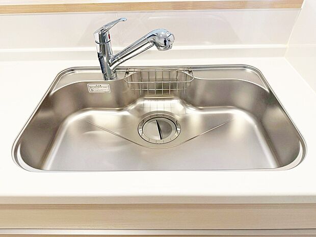 【浄水器一体型水栓】スタイリッシュな、浄水器一体型水栓です。水栓にシャワーホースと浄水器を内蔵し、カルキ臭など軽減。シャワーヘッドを引き出すことで、広いシンクのお手入れもラクラク。