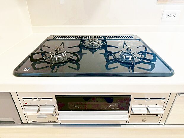 【ガスコンロ】慣れている方も多く、火力が目に見えるため、使いやすいという方も多い、3口のガスコンロ仕様です。