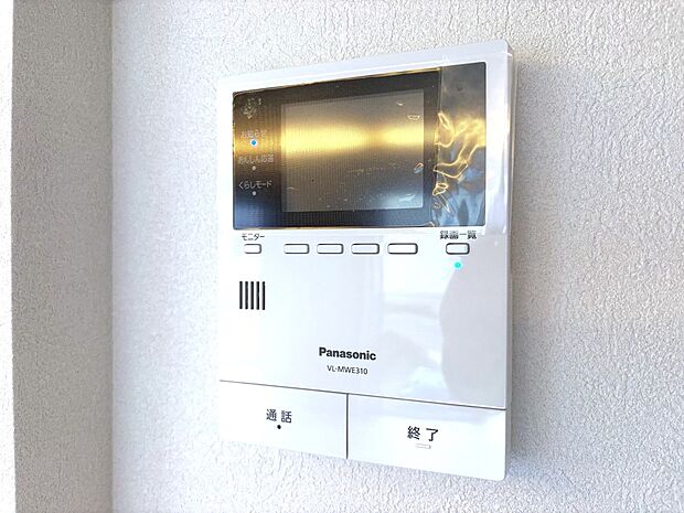 【TVモニター付インターホン】モニター付インターホンが標準仕様です。不安になりがちな防犯面。目で確認できるからあんしんです。
