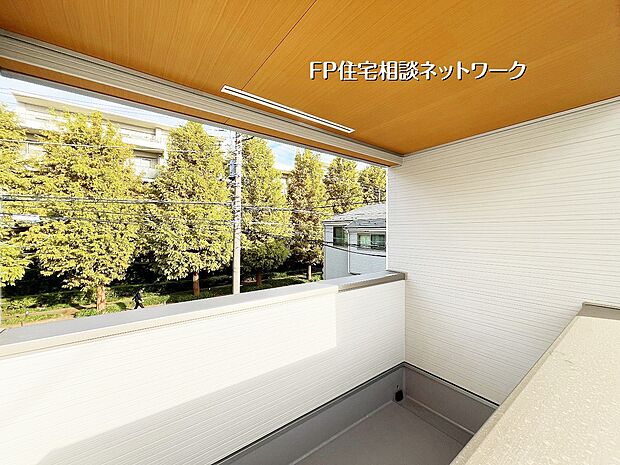 【バルコニー】奥行きのあるワイドバルコニーは、テーブルセットも置けるゆとりの広さ。洗濯物や布団干しはもちろん、外の空気を感じながらくつろぐ“もうひとつのリビング”としても活躍します。緑景を望む心地よさも魅力です。