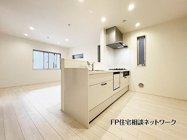 【キッチン】開放感のある対面キッチンは、リビング全体を見渡せる家事ラク設計。ダイニングとの距離も近く、配膳や片付けもスムーズ。収納力のあるスライド式キャビネットで調理スペースも広く確保されています。