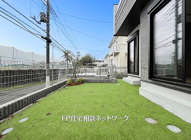 【庭】【庭│南向き】  南道路の恵みを存分に受ける、陽当り良好な広々としたお庭。人工芝が敷き詰められ、お子様の外遊びやペットのドッグランにも最適です。リビングからフラットに繋がる開放感溢れる空間。