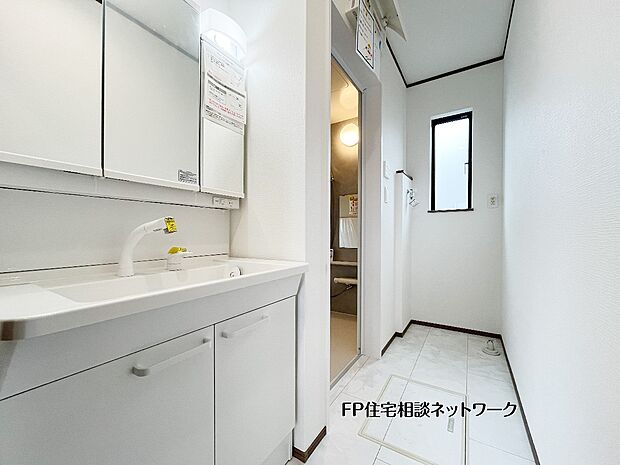 【洗面台・洗面所】【洗面室】  白を基調とした清潔感溢れる洗面脱衣室。三面鏡タイプの洗面化粧台は、鏡裏に小物をスッキリ収納でき、忙しい朝の身支度をスムーズにサポートします。