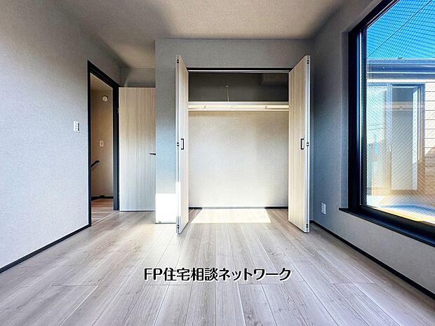 【リビング以外の居室】大きな窓から光が差し込む明るい洋室。ワイドクローゼットで収納力も充実しており、生活空間を広々と使える快適なプライベートルームです。