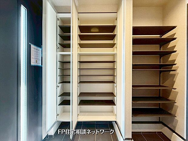 【収納】【シューズボックス】 類似同仕様、施工例のため分譲中の建物とは外壁、屋根開口部等の形状・仕様が異なります。